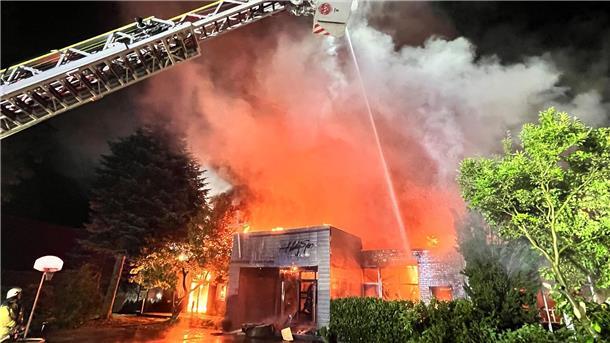 Großer Brand in Kirchengebäude in Bramstedt: Dach stand lichterloh in Flammen Großer Brand in Kirchengebäude in Bramstedt: Dach stand lichterloh in Flammen