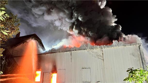 Großer Brand in Kirchengebäude in Bramstedt: Dach stand lichterloh in Flammen Großer Brand in Kirchengebäude in Bramstedt: Dach stand lichterloh in Flammen