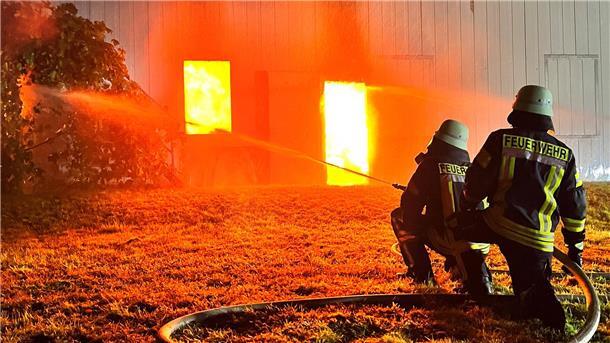 Großer Brand in Kirchengebäude in Bramstedt: Dach stand lichterloh in Flammen Großer Brand in Kirchengebäude in Bramstedt: Dach stand lichterloh in Flammen