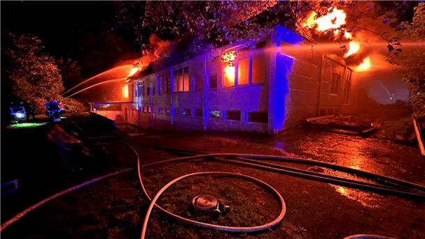 Großer Brand in Kirchengebäude in Bramstedt: Dach stand lichterloh in Flammen Großer Brand in Kirchengebäude in Bramstedt: Dach stand lichterloh in Flammen