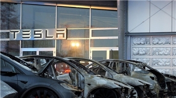 Ausgebrannte Autos vor einem Tesla-Händler in Ottersberg im Kreis Verden in Niedersachsen.
