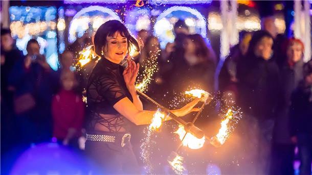 Weihnachtsmärkte in Zeiten der Energiekrise Feuerkünstlerin Nicole am Eröffnungstag beim Weihnachtsmarkt „Winterzauber“ in Berlin-Lichtenberg.