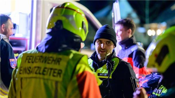 Holzkohlegrill im Wohnzimmer - Familie verletzt Feuerwehr und Polizei vor dem Wohnhaus der Familie, die drinnen einen Grill aufgebaut hatte.