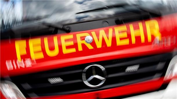 Feuerwehr und Rettungsdienst rückten mit rund 100 Kräften zu dem Einsatz aus. (Symbolbild)