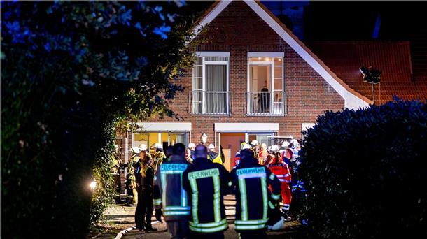 Drei Senioren sterben bei Feuer in Altenheim bei Oldenburg Feuerwehr und Rettungsdienst stehen vor dem Altenheim in Wardenburg.