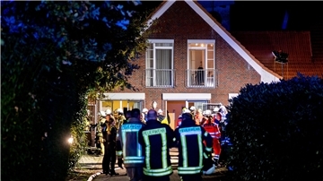 Feuerwehr und Rettungsdienst stehen vor dem Altenheim in Wardenburg.