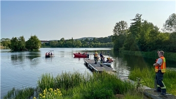 Feuerwehr und Rettungsdienste suchen am Breitenbacher See nach vermissten Jugendlichen.