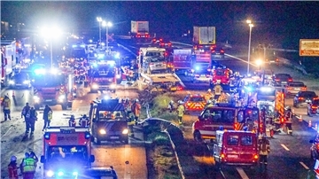 Feuerwehr- und Rettungsfahrzeuge stehen nach dem LKW-Unfall bei Raststatt auf der auf der Autobahn 5.