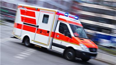Feuerwehr und Rettungskräfte verhinderten Schlimmeres, nachdem ein Wagen in Hoogstede gegen einen Baum geprallt und in Brand geraten war. (Symbolbild)