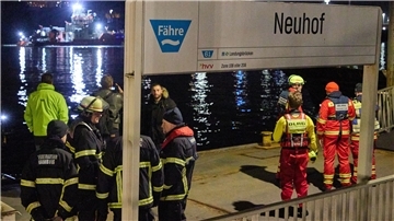 Feuerwehrleute am Anleger Neuhof. In der Hamburger Elbe suchten Taucher in der Nähe der Köhlbrandbrücke nach einem vermissten Menschen.