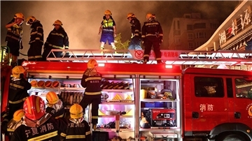 Feuerwehrleute am Ort der Explosion in einem Restaurant in der nordwestchinesischen autonomen Region Ningxia Hui.