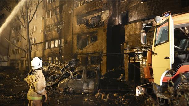 Feuerwehrleute arbeiten am Ort des Einschlags nach dem Absturz eines Kampfflugzeugs in ein Wohngebiet in Jejsk.