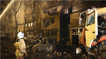 Feuerwehrleute arbeiten am Ort des Einschlags nach dem Absturz eines Kampfflugzeugs in ein Wohngebiet in Jejsk.