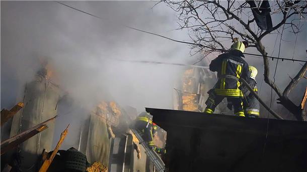 Krieg gegen die Ukraine: So ist die Lage Feuerwehrleute arbeiten an einem brennenden Gebäude nach einem russischen Angriff in Odessa.