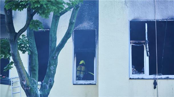 Barbesitzer rettet Frau und Sohn aus brennender Wohnung Feuerwehrleute arbeiten mit Atemschutz in der ausgebrannten Wohnung in Berlin-Wilmersdorf.
