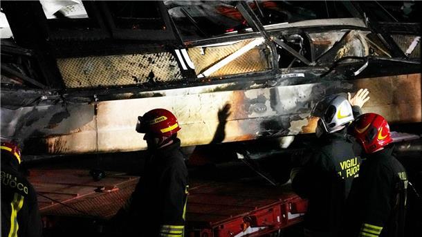 Feuerwehrleute arbeiten nach dem Busunglück an der Unfallstelle.