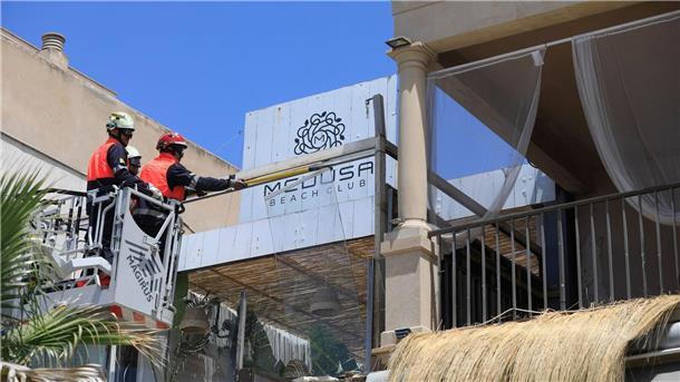 Erste Festnahme nach Ballermann-Unglück mit vier Toten Feuerwehrleute arbeiten nach dem Einsturz am Gebäude des Medusa Beach Club auf Mallorca.