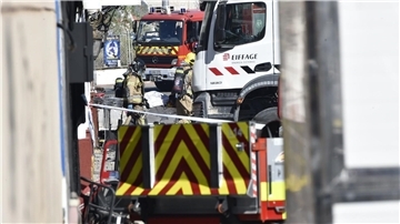Feuerwehrleute arbeiten vor der Diskothek „Teatre“, in der ein Feuer ausgebrochen war.