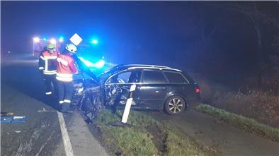 Feuerwehrleute begutachten eines der verunfallten Fahrzeuge.