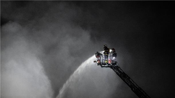 Offenbach: Großbrand in Recyclingfirma für Batterien Feuerwehrleute bekämpfen einen Brand in einem Recycling-Betrieb für Batterien in Offenbach.