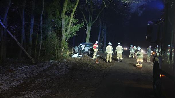 Feuerwehrleute bergen ein bei Glätte im Landkreis Oldenburg von der Straße abgekommenes Auto.