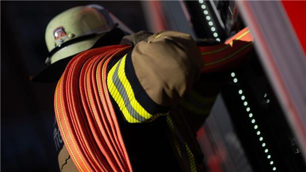 Großbrand bei Recyclingfirma - mehrere Container in Flammen Feuerwehrleute bringen den Brand unter Kontrolle. (Symbolbild)