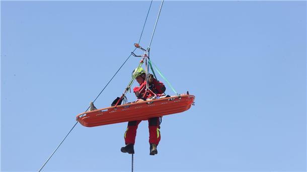 Feuerwehrleute der Berufsfeuerwehr mit der Höhenrettungsgruppe üben an einem Baukran in Gera das Retten eines Verletzten aus einer Krankanzel.
