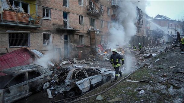 Krieg gegen die Ukraine: So ist die Lage Feuerwehrleute des staatlichen ukrainischen Katastrophenschutzes sind in Uschhorod im Einsatz.