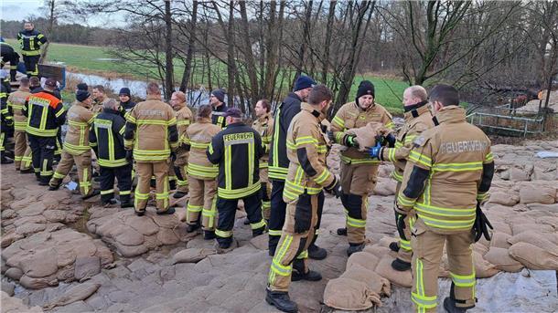 Feuerwehr, Hochwasser, Deich in Sandkrug