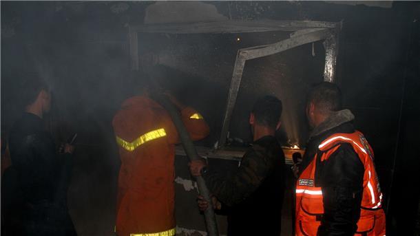 Gaza trauert um Tote nach Brand in Wohnhaus Feuerwehrleute im Einsatz.