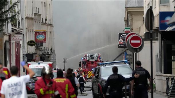 Explosion in Paris fordert zweites Todesopfer Feuerwehrleute im Einsatz.