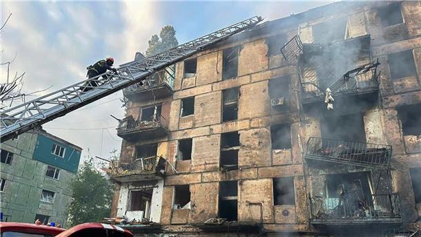 Feuerwehrleute im Einsatz, nachdem Raketen in ein mehrstöckiges Wohnhaus in Kryvyi Rih eingeschlagen sind.