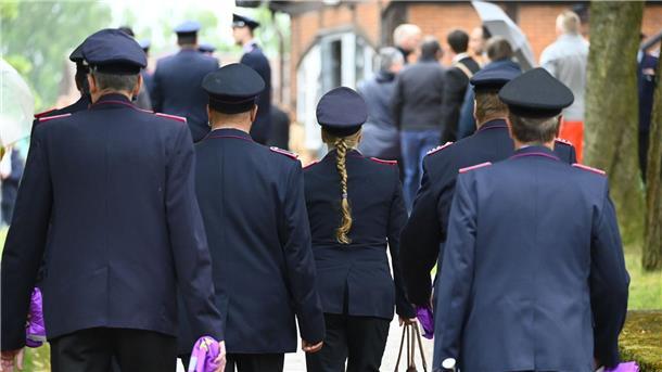 Gedenken an die Opfer des Radlader-Unfalls Feuerwehrleute in Uniform vor Beginn des Gottesdienstes in Toppenstedt.
