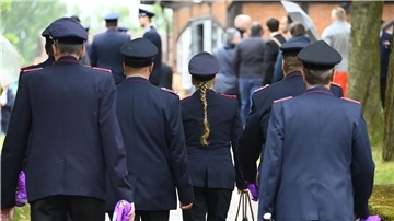 Feuerwehrleute in Uniform vor Beginn des Gottesdienstes in Toppenstedt.