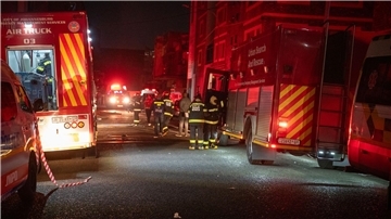 Feuerwehrleute kämpfen in Johannesburg gegen den Großbrand.