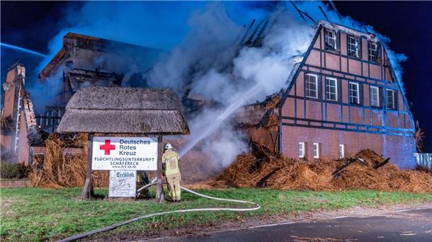Feuerwehrleute löschen den Brand in einem mecklenburgischen Hotel, in dem Geflüchtete aus der Ukraine untergebracht waren.