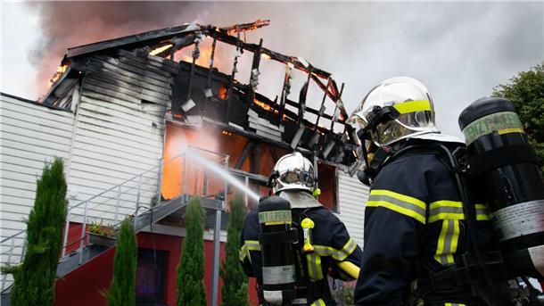 Feuerwehrleute löschen den Brand in der Ferienunterkunft in Ostfrankreich.