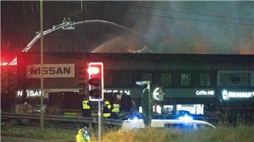 Feuerwehrleute löschen die Flammen am Einsatzort in der Severn Road in Treforest, Südwales.