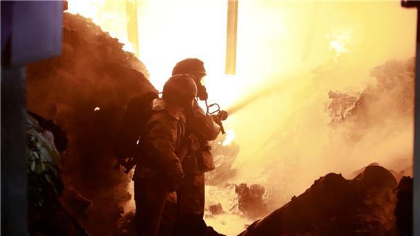 Feuerwehrleute löschen ein Feuer, das durch die Explosion des mit Gaszylindern beladenen Lastwagens verursacht wurde.