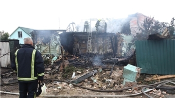 Feuerwehrleute löschen ein Feuer nach einem Raketenangriff in der Nähe von Kiew.