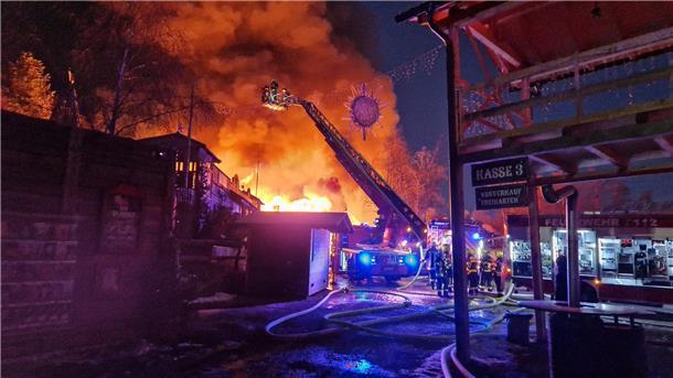 Meterhohe Flammen über „Pullman City“ - Millionenschaden Feuerwehrleute löschen einen Brand in der Westernstadt Pullman City.