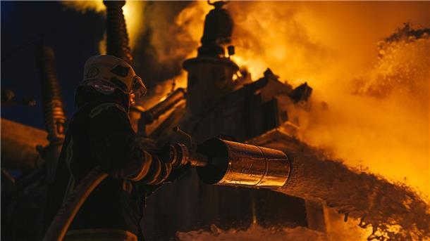 Nächtlicher Drohnenangriff auf Kiew Feuerwehrleute löschen in Kiew nach einem Drohnenangriff einen Brand in einer Infrastruktureinrichtung.