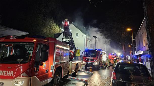 Explosion in Essener Wohnhaus: Ursache noch unklar Feuerwehrleute löschen von einer Drehleiter aus.