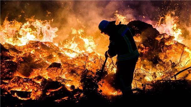 Feuerwehrleute löschten das Osterfeuer in der Gemeinde Harsum. (Symbolbild)