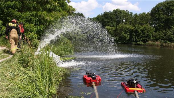 Fund toter Fische in Polen - Umweltministerin alarmiert Feuerwehrleute pumpen Sauerstoff in den Gleiwitzer Kanal, um das Algenwachstum zu verhindern.