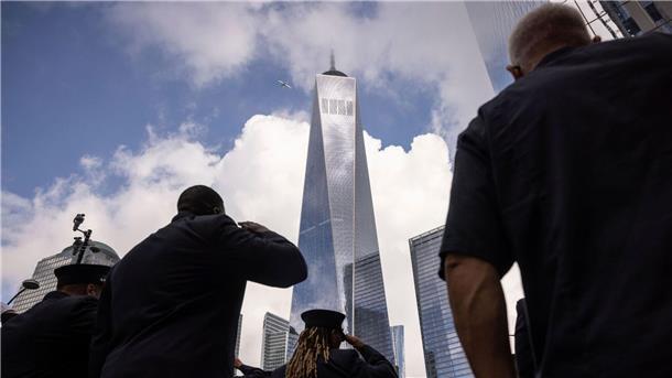 22 Jahre später: USA gedenken Terror vom 11. September Feuerwehrleute salutieren während einer Schweigeminute vor der Gedenkveranstaltung zum 22. Jahrestag der Terroranschläge vom 11. September 2001.