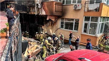 Feuerwehrleute sind nach dem Brand in einem Nachtclub im Einsatz.