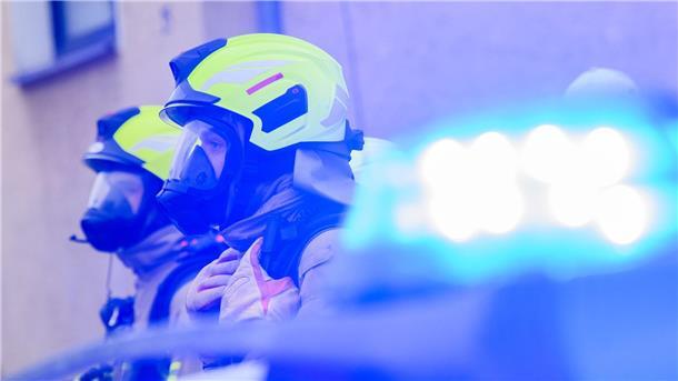 Kurz nach Übung: Brand in Maßregelvollzug in Moringen Feuerwehrleute stehen an einem Einsatzort.