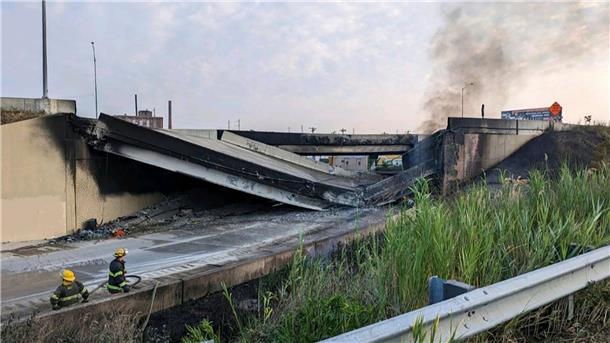 Teil von Autobahn in US-Stadt Philadelphia stürzt ein Feuerwehrleute stehen in der Nähe des zusammengebrochenen Teils der I-95.