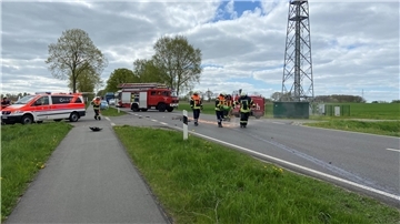 Feuerwehrleute und Notarztwagen sind an der Unfallstelle im Einsatz.